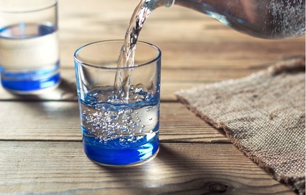 Nên uống nước khoáng hay nước tinh khiết?